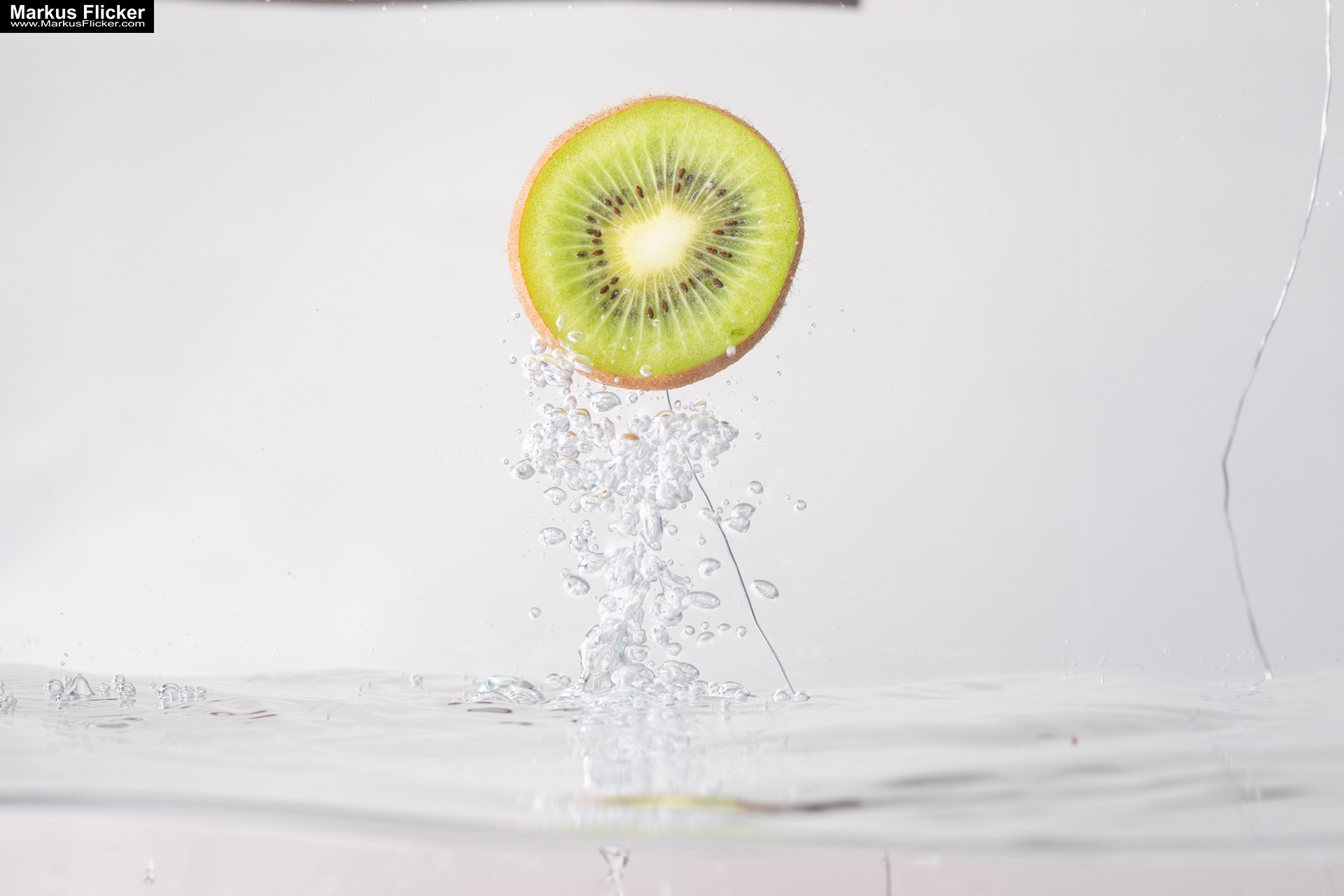Produktfoto Fotografie Water Splash Photo Shoot Product Photography Produktfoto Werbefoto Gegenstände, Objekte und Produkte Duschgel Engergy Drink Früchte Obst Kiwi Himbeere