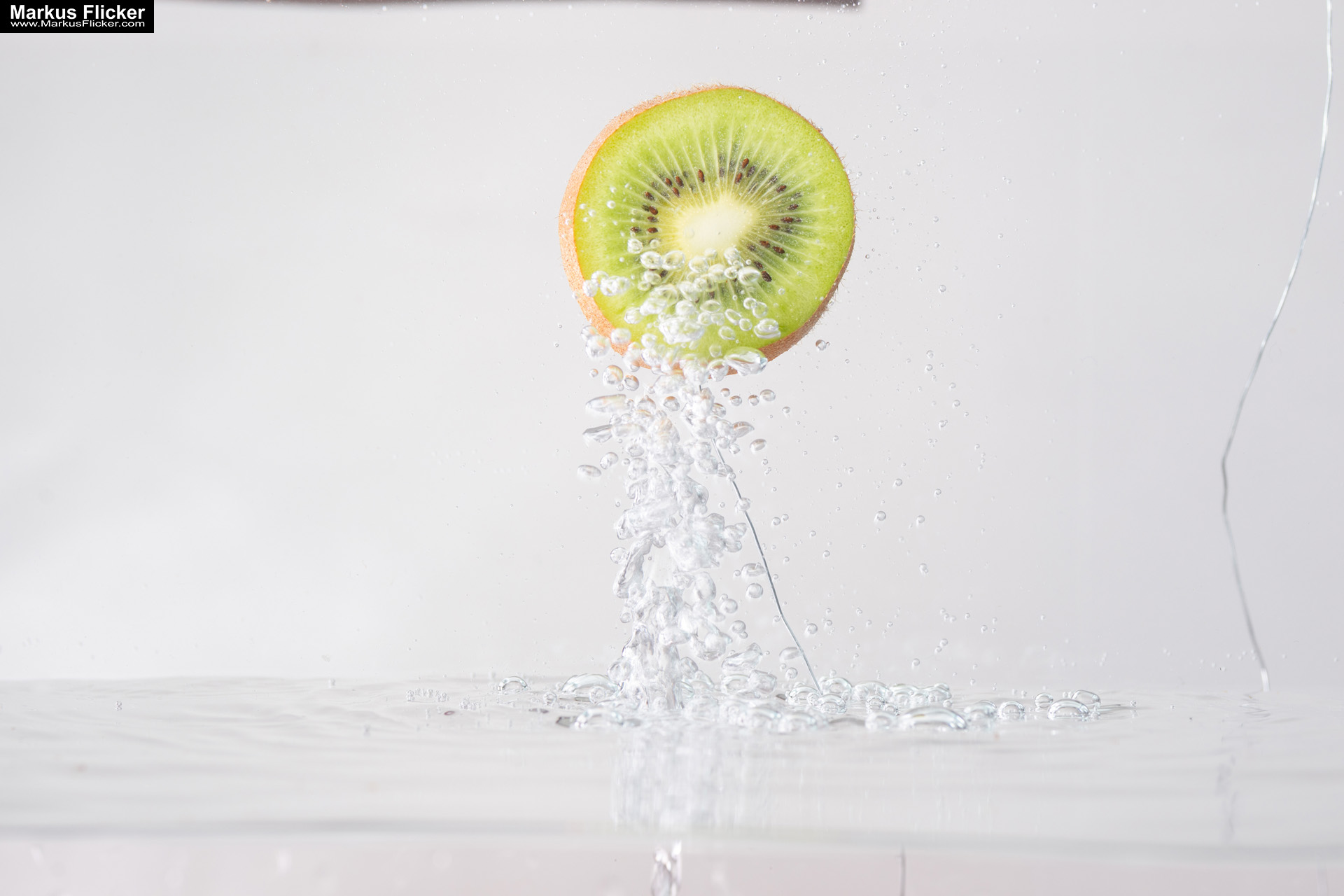 Produktfoto Fotografie Water Splash Photo Shoot Product Photography Produktfoto Werbefoto Gegenstände, Objekte und Produkte Duschgel Engergy Drink Früchte Obst Kiwi Himbeere
