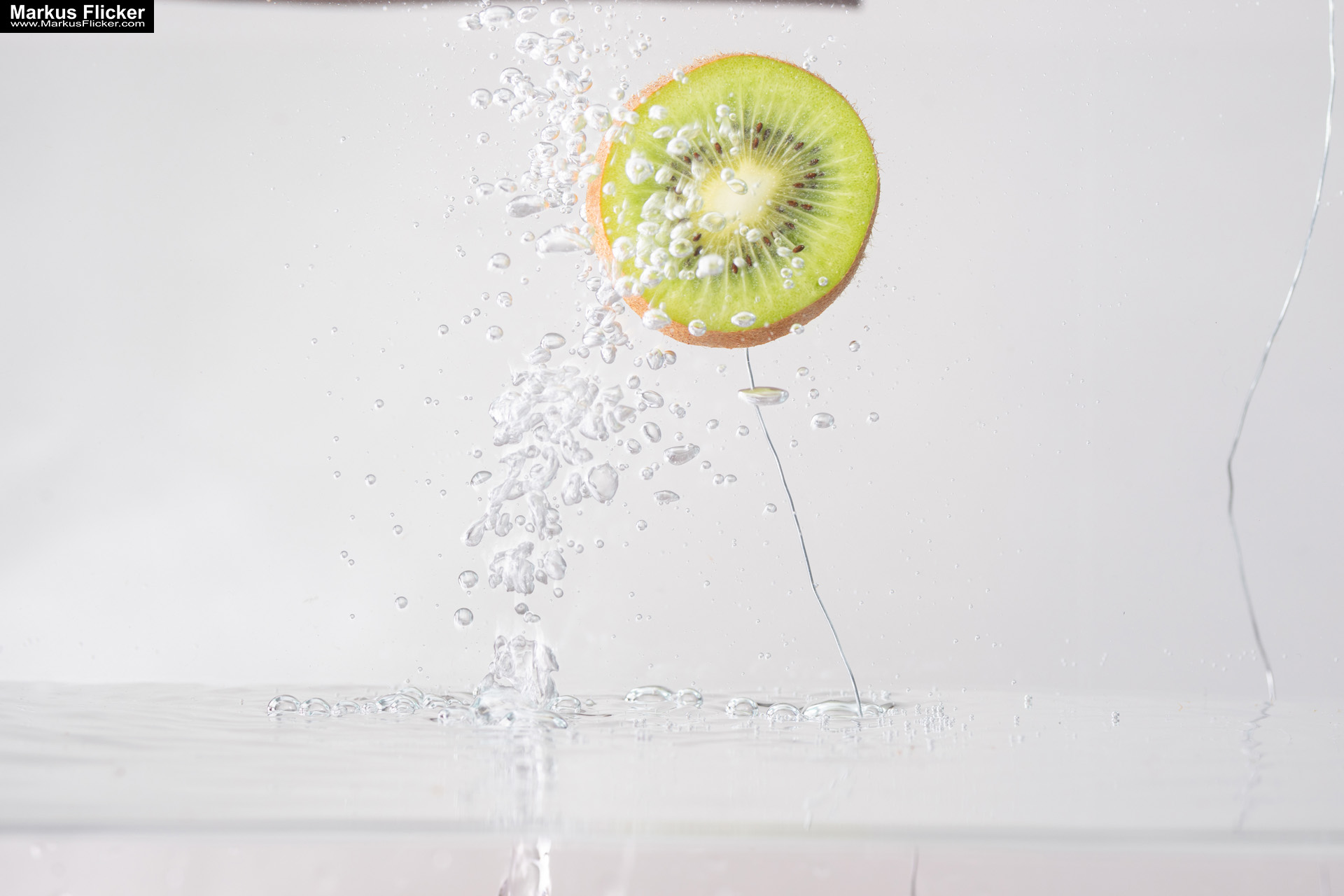 Produktfoto Fotografie Water Splash Photo Shoot Product Photography Produktfoto Werbefoto Gegenstände, Objekte und Produkte Duschgel Engergy Drink Früchte Obst Kiwi Himbeere