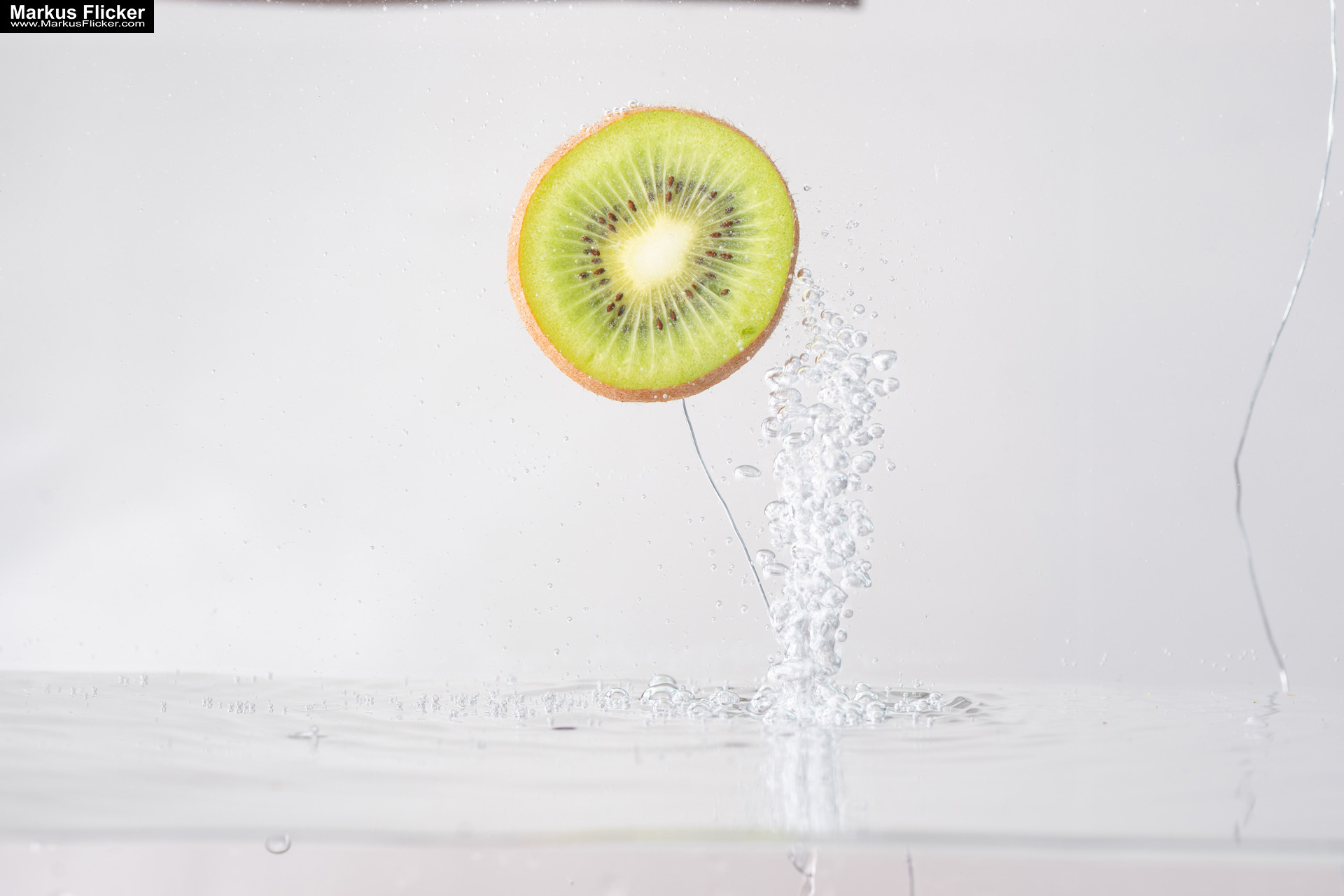 Produktfoto Fotografie Water Splash Photo Shoot Product Photography Produktfoto Werbefoto Gegenstände, Objekte und Produkte Duschgel Engergy Drink Früchte Obst Kiwi Himbeere
