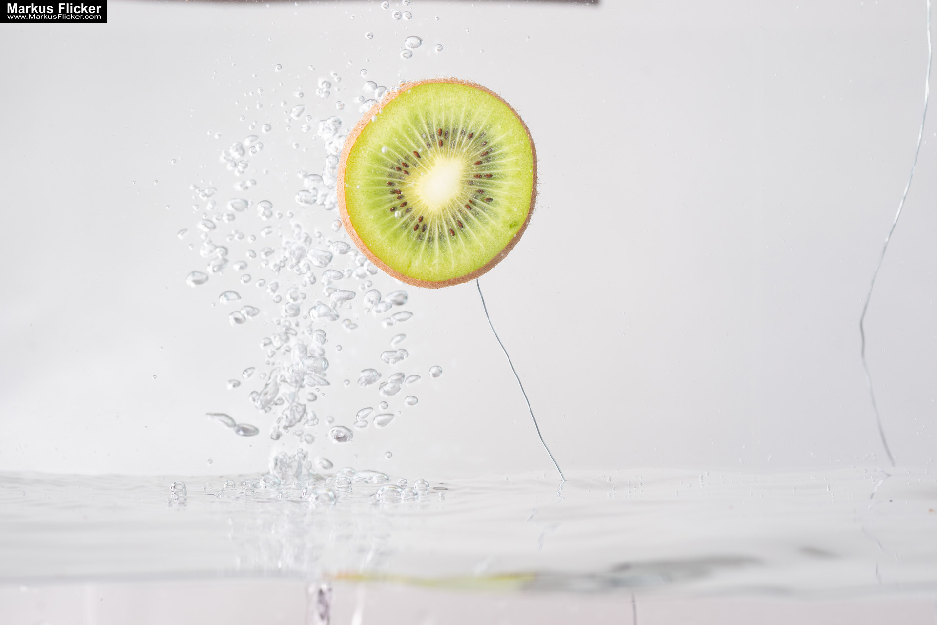 Produktfoto Fotografie Water Splash Photo Shoot Product Photography Produktfoto Werbefoto Gegenstände, Objekte und Produkte Duschgel Engergy Drink Früchte Obst Kiwi Himbeere