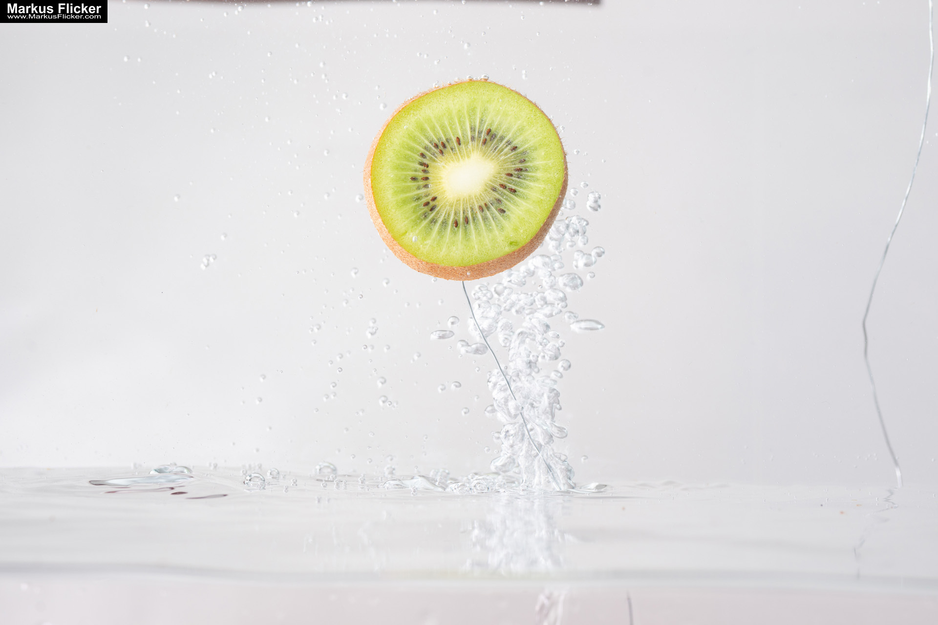 Produktfoto Fotografie Water Splash Photo Shoot Product Photography Produktfoto Werbefoto Gegenstände, Objekte und Produkte Duschgel Engergy Drink Früchte Obst Kiwi Himbeere
