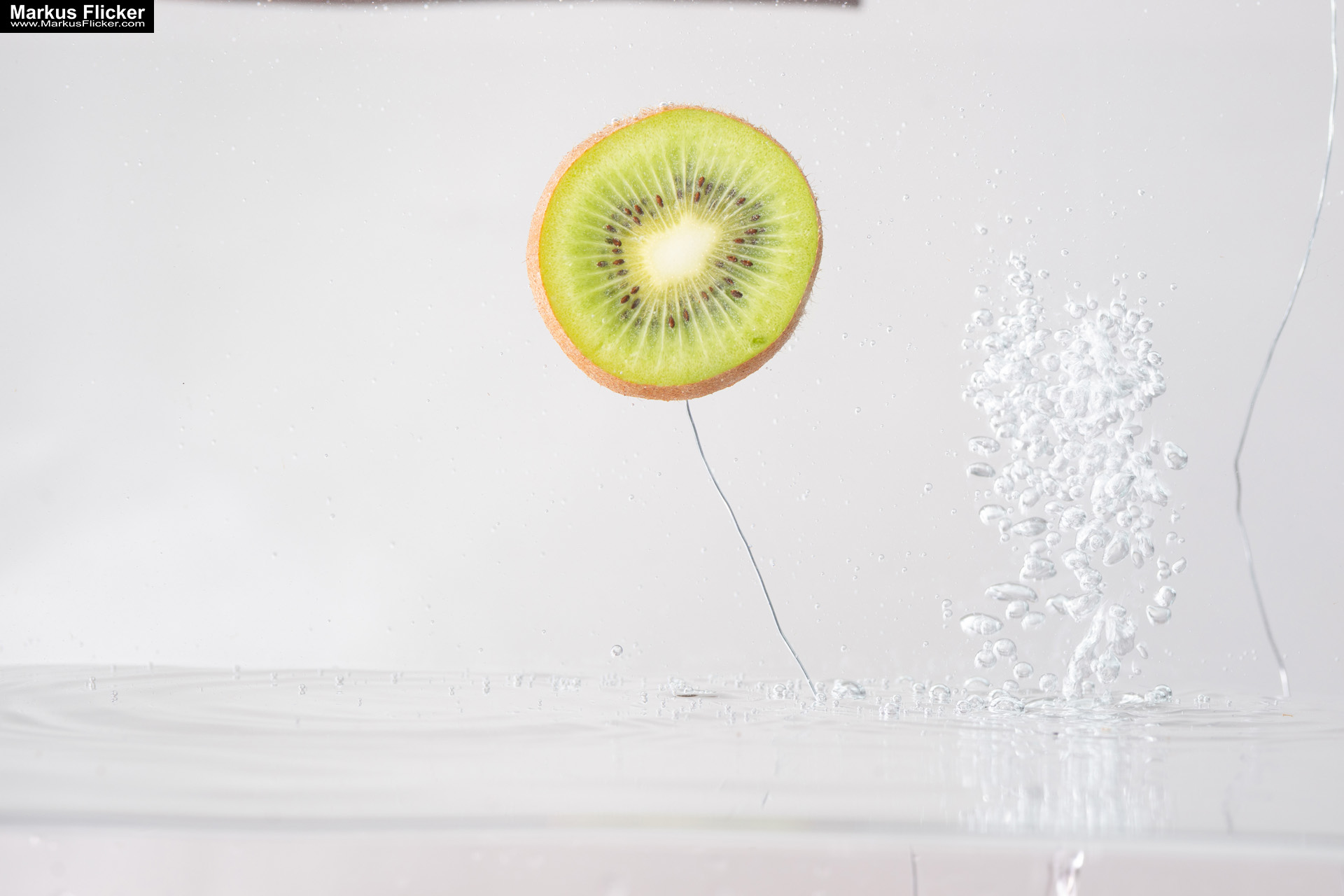 Produktfoto Fotografie Water Splash Photo Shoot Product Photography Produktfoto Werbefoto Gegenstände, Objekte und Produkte Duschgel Engergy Drink Früchte Obst Kiwi Himbeere