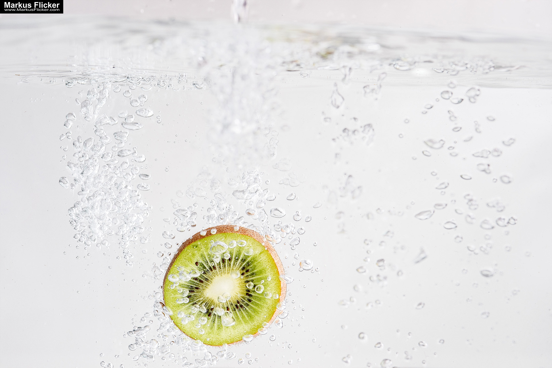 Produktfoto Fotografie Water Splash Photo Shoot Product Photography Produktfoto Werbefoto Gegenstände, Objekte und Produkte Duschgel Engergy Drink Früchte Obst Kiwi Himbeere