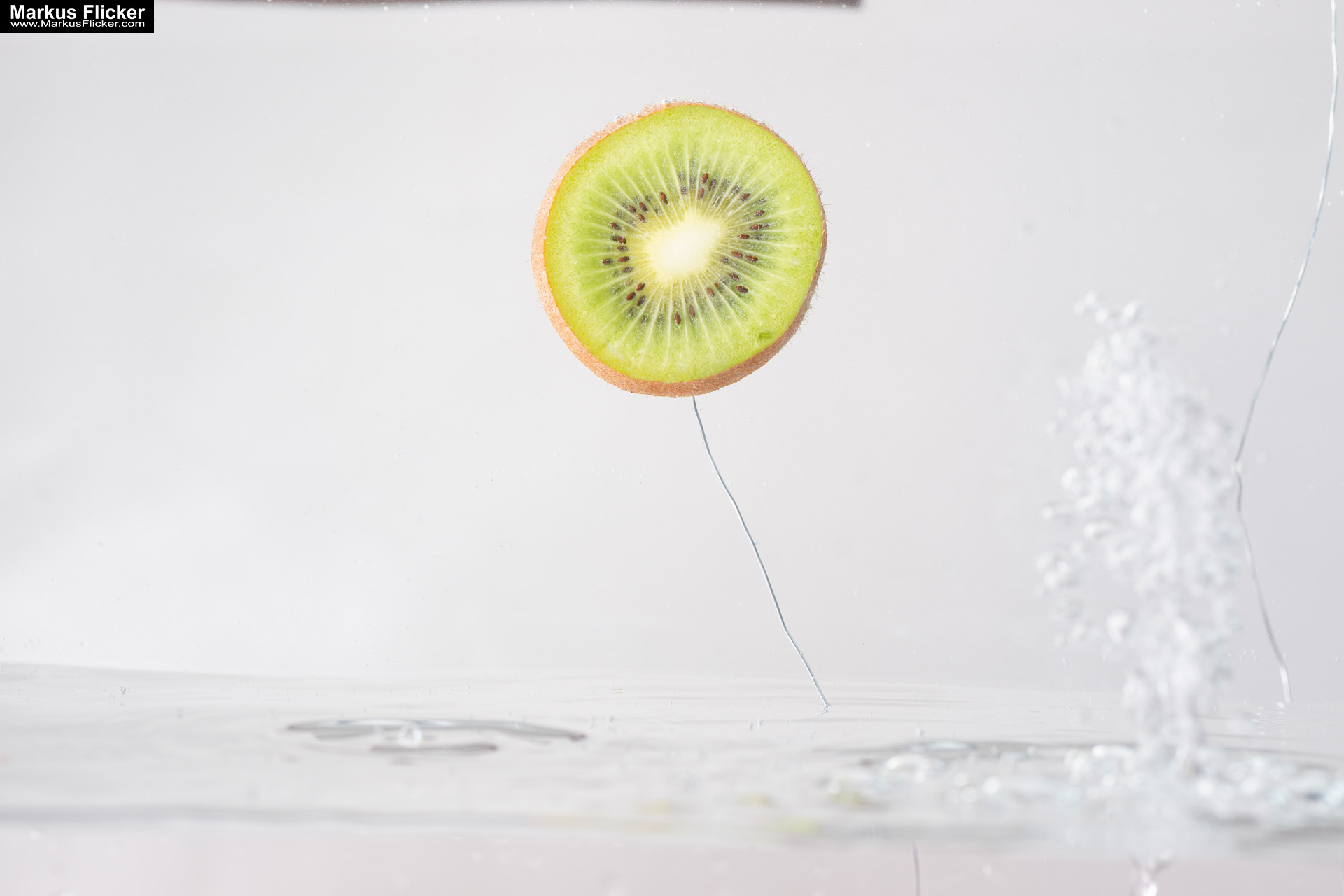 Produktfoto Fotografie Water Splash Photo Shoot Product Photography Produktfoto Werbefoto Gegenstände, Objekte und Produkte Duschgel Engergy Drink Früchte Obst Kiwi Himbeere