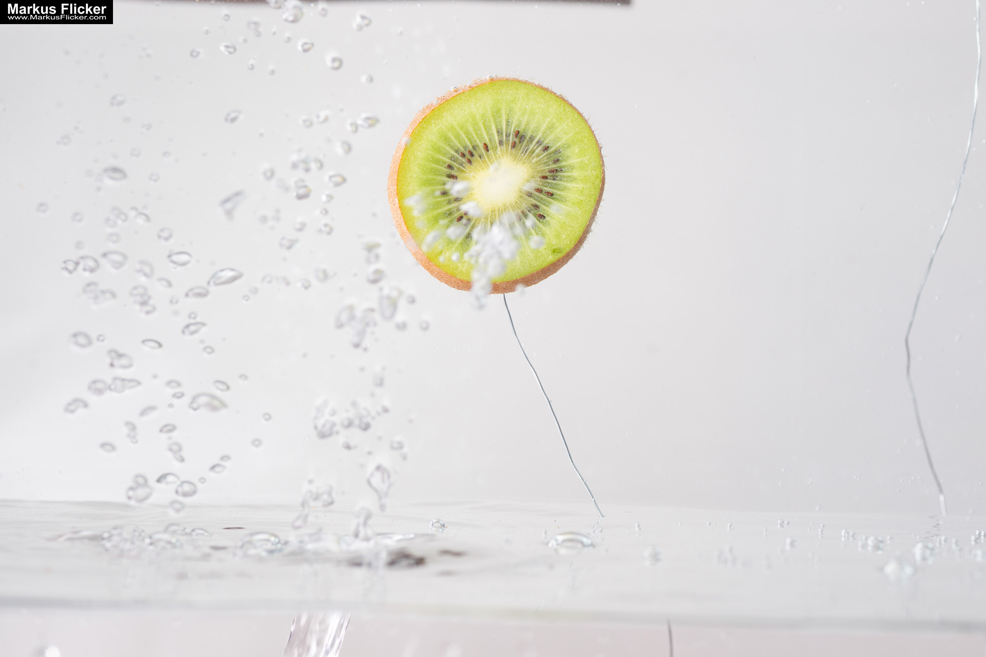 Produktfoto Fotografie Water Splash Photo Shoot Product Photography Produktfoto Werbefoto Gegenstände, Objekte und Produkte Duschgel Engergy Drink Früchte Obst Kiwi Himbeere