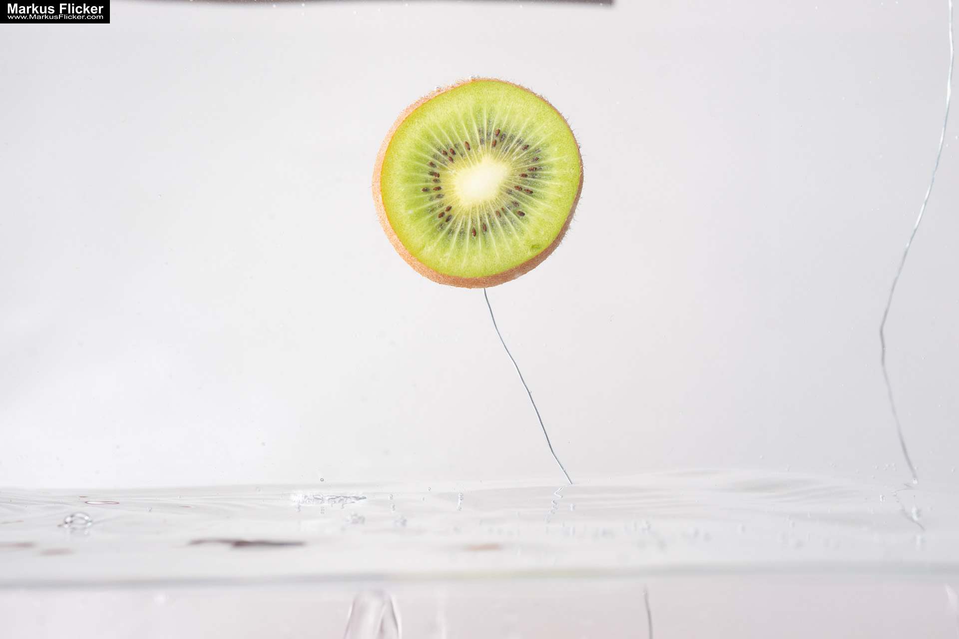 Produktfoto Fotografie Water Splash Photo Shoot Product Photography Produktfoto Werbefoto Gegenstände, Objekte und Produkte Duschgel Engergy Drink Früchte Obst Kiwi Himbeere inkl. 37 Fototipps und Bildideen