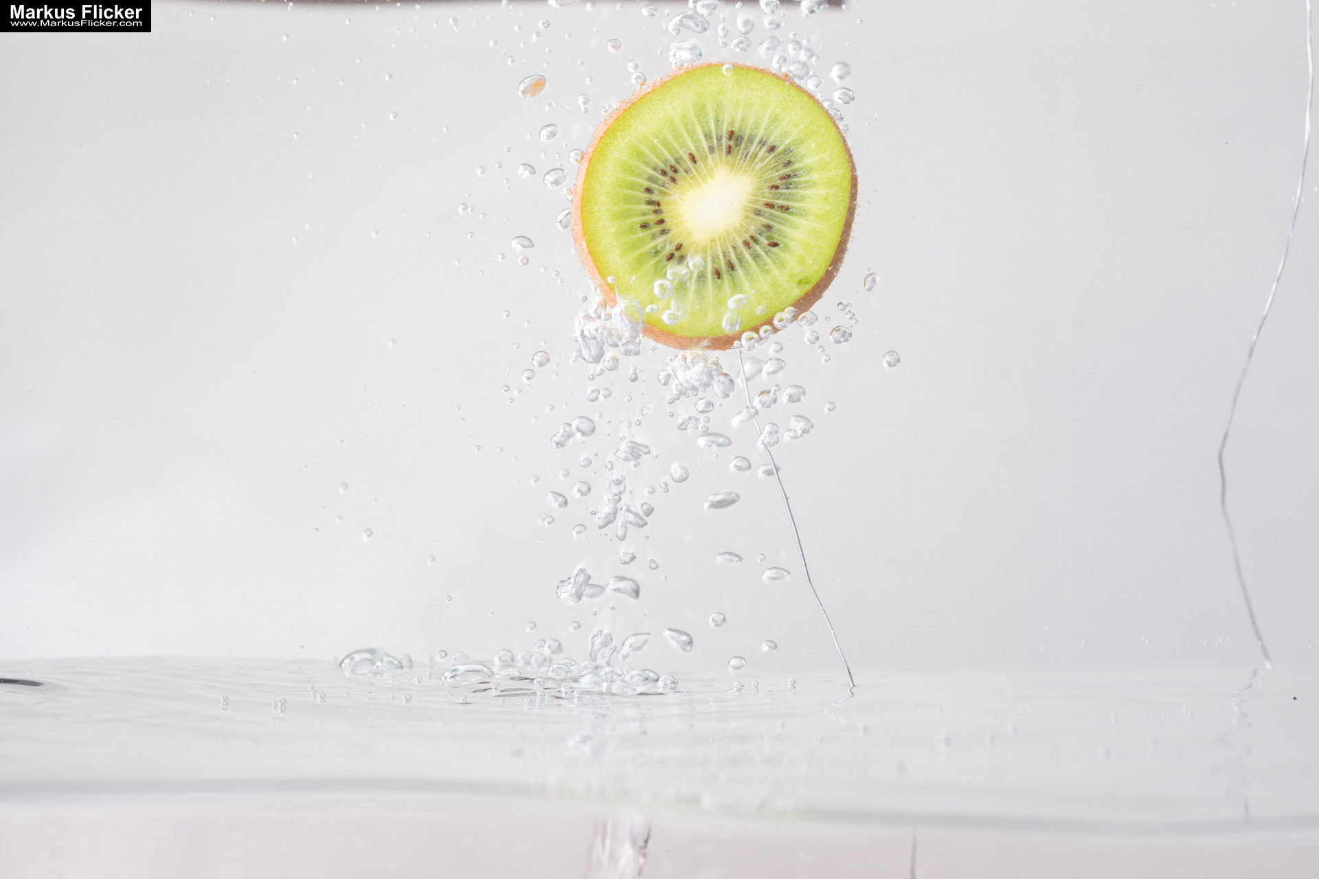 Produktfoto Fotografie Water Splash Photo Shoot Product Photography Produktfoto Werbefoto Gegenstände, Objekte und Produkte Duschgel Engergy Drink Früchte Obst Kiwi Himbeere inkl. 37 Fototipps und Bildideen