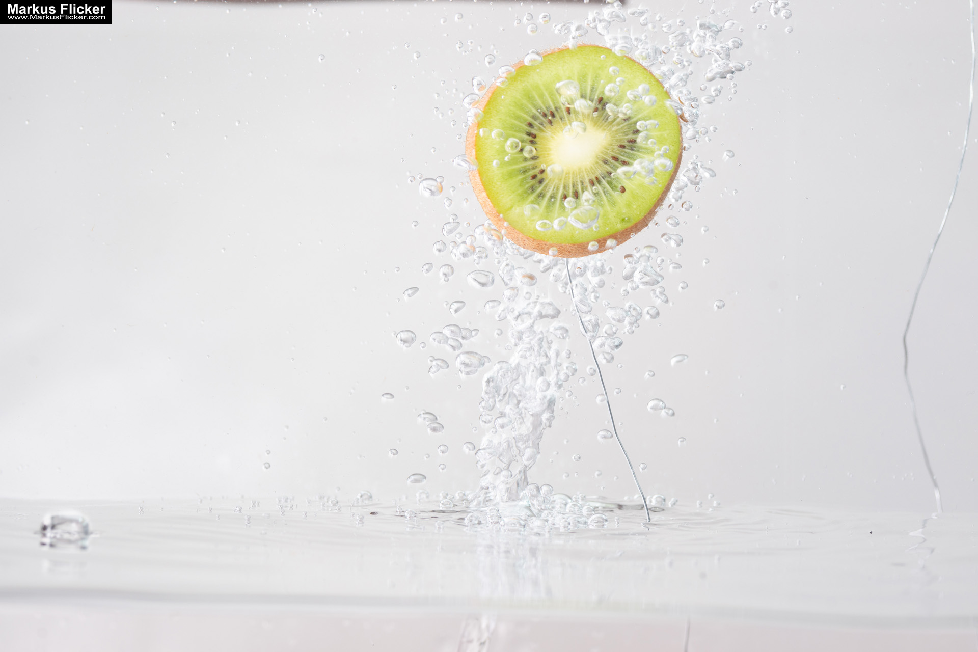 Produktfoto Fotografie Water Splash Photo Shoot Product Photography Produktfoto Werbefoto Gegenstände, Objekte und Produkte Duschgel Engergy Drink Früchte Obst Kiwi Himbeere inkl. 37 Fototipps und Bildideen