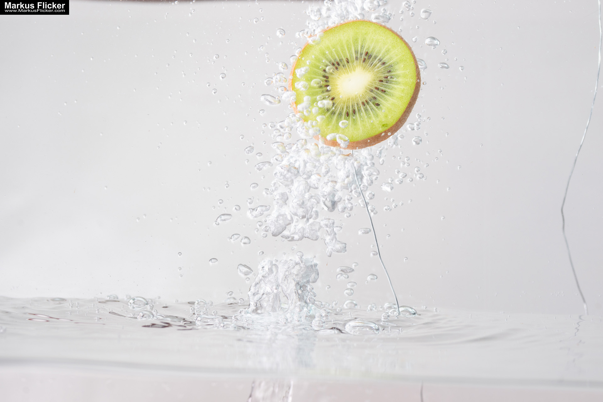 Produktfoto Fotografie Water Splash Photo Shoot Product Photography Produktfoto Werbefoto Gegenstände, Objekte und Produkte Duschgel Engergy Drink Früchte Obst Kiwi Himbeere inkl. 37 Fototipps und Bildideen