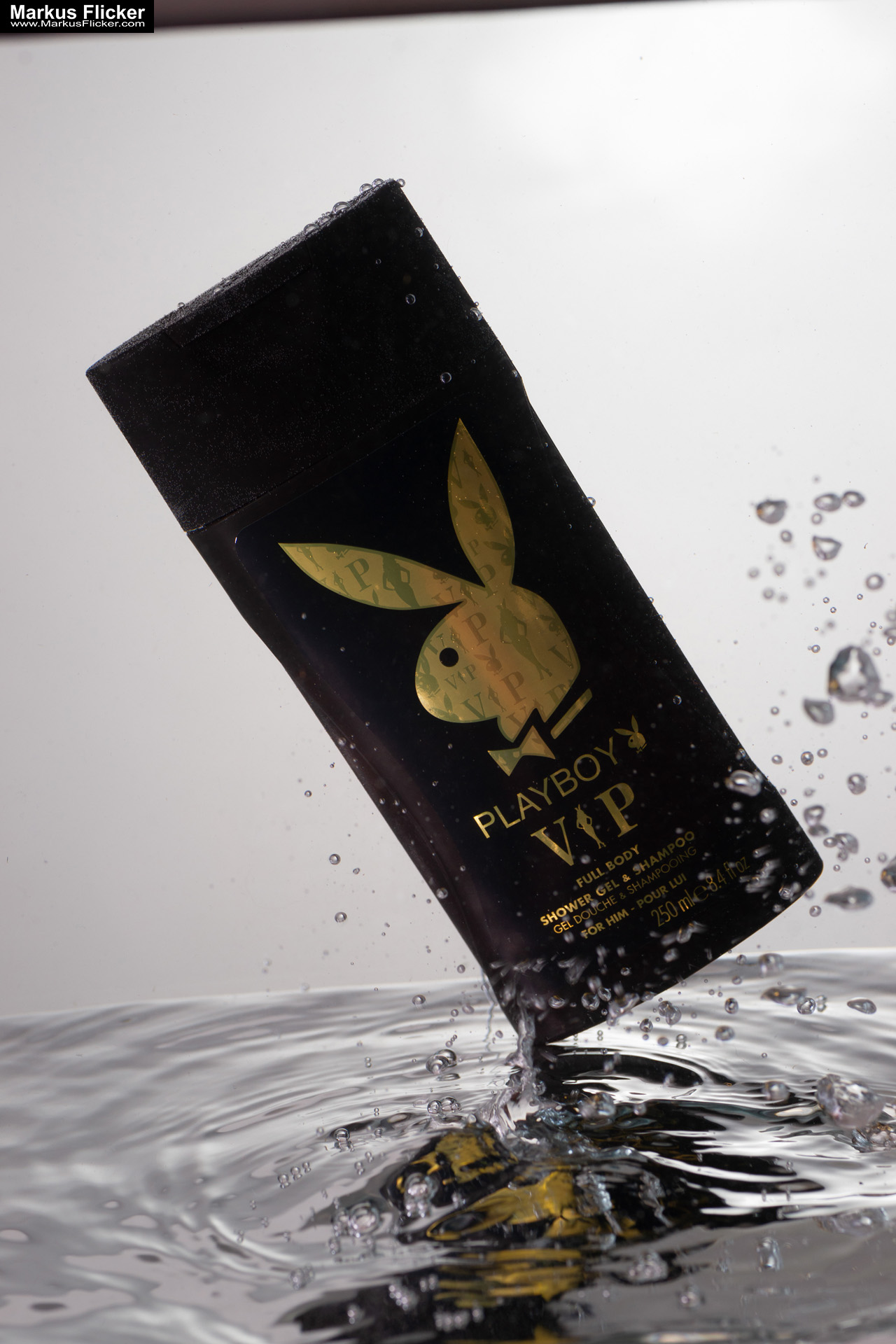 Produktfoto Fotografie Water Splash Photo Shoot Product Photography Produktfoto Werbefoto Gegenstände, Objekte und Produkte Duschgel Engergy Drink Früchte Obst Kiwi Himbeere