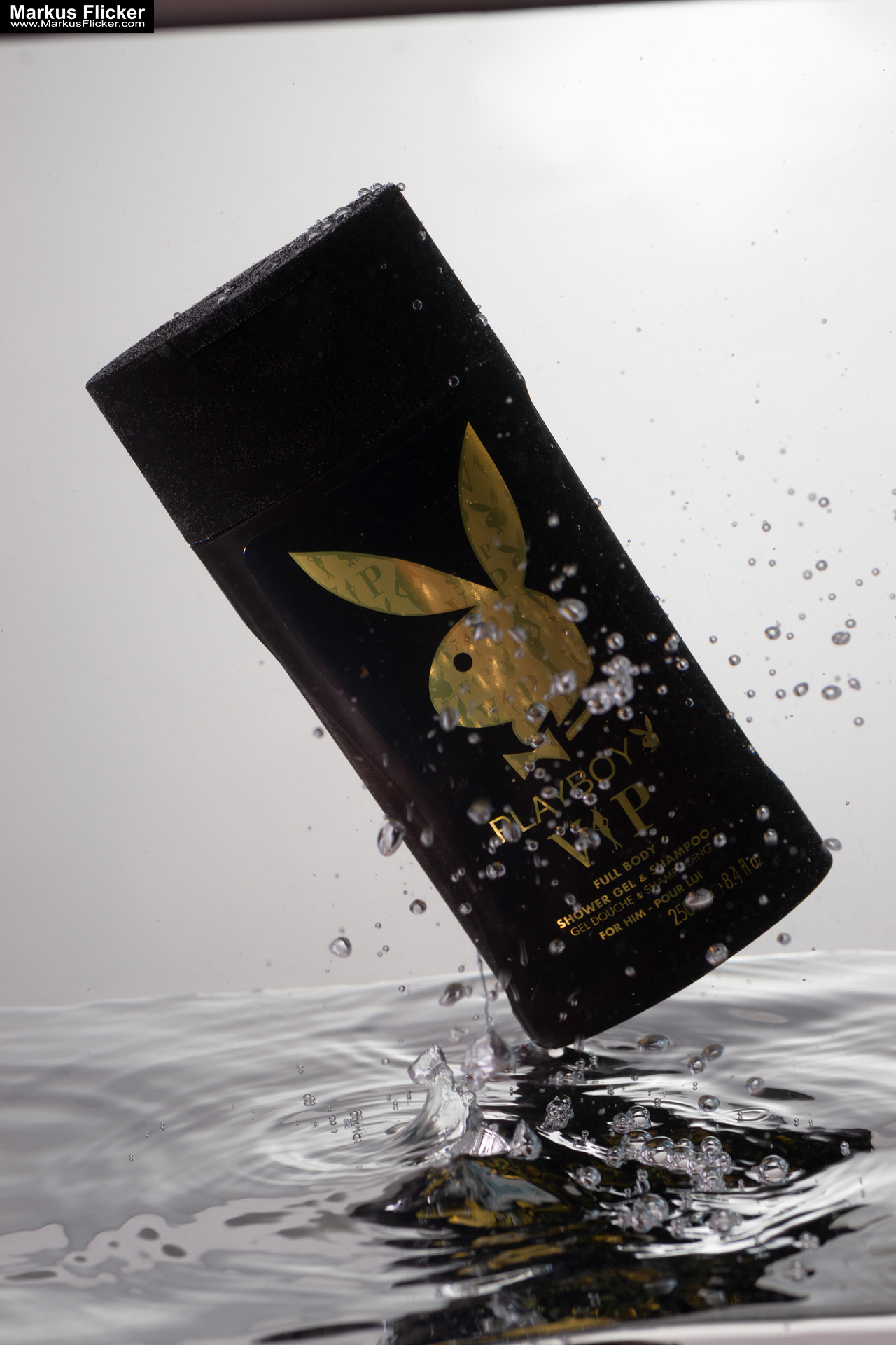 Produktfoto Fotografie Water Splash Photo Shoot Product Photography Produktfoto Werbefoto Gegenstände, Objekte und Produkte Duschgel Engergy Drink Früchte Obst Kiwi Himbeere
