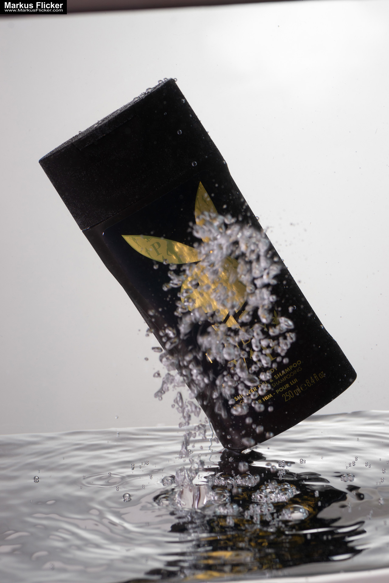 Produktfoto Fotografie Water Splash Photo Shoot Product Photography Produktfoto Werbefoto Gegenstände, Objekte und Produkte Duschgel Engergy Drink Früchte Obst Kiwi Himbeere