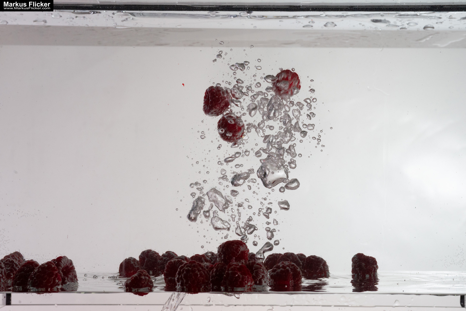 Produktfoto Fotografie Water Splash Photo Shoot Product Photography Produktfoto Werbefoto Gegenstände, Objekte und Produkte