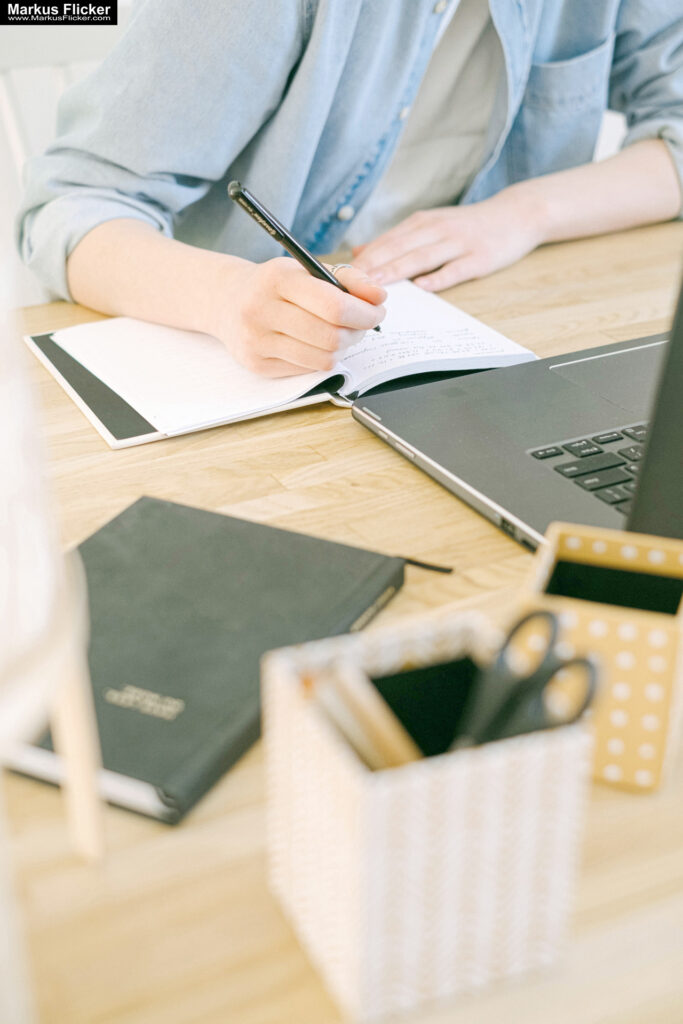 Organisiert durch den Tag: Das ultimative DAILY TO-DO LIST Notizbuch mit integrierter Checkliste. Pure Elegance: Der White Minimalist Notes Paper Planner für strukturierte Klarheit und kreativen Fokus "The future starts now" Motiv mit Hund"