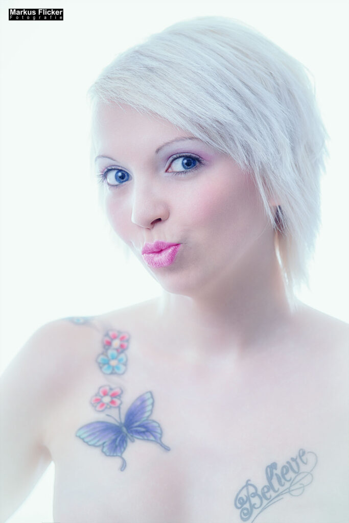 Alle weiblichen Models sind bei mir Nackt vor der Kamera! Vor allem bei einem Portrait! Bildausschnitt und Bearbeitung inkl. Lichtsetup im Fotostudio. Alle weiblichen Models sind bei mir Nackt vor der Kamera! Vor allem bei einem Portrait! Bildausschnitt und Bearbeitung inkl. Lichtsetup im Fotostudio.