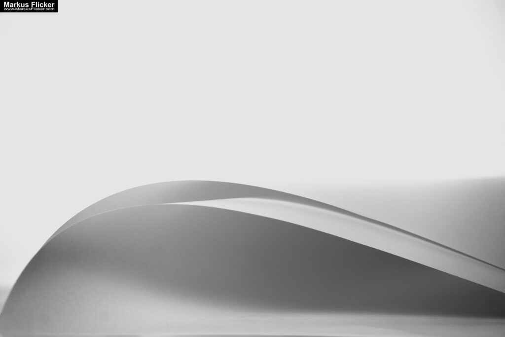 Kreative Fotomotive mit Papier durch das Spiel mit Licht und Schatten