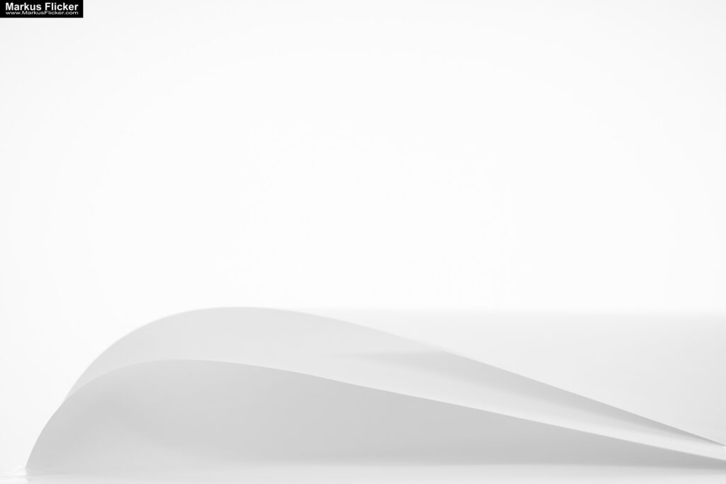 Kreative Fotomotive mit Papier durch das Spiel mit Licht und Schatten