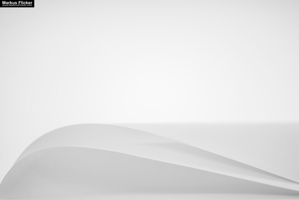 Kreative Fotomotive mit Papier durch das Spiel mit Licht und Schatten