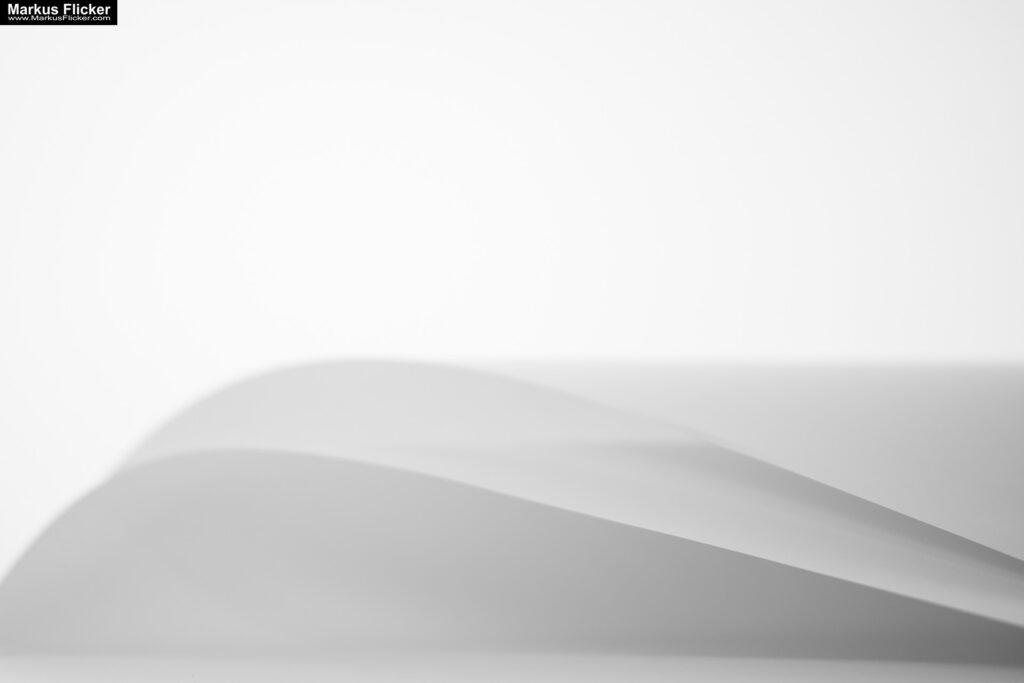 Kreative Fotomotive mit Papier durch das Spiel mit Licht und Schatten