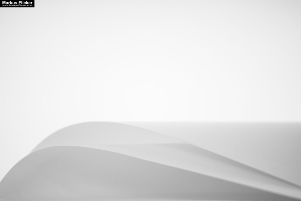 Kreative Fotomotive mit Papier durch das Spiel mit Licht und Schatten