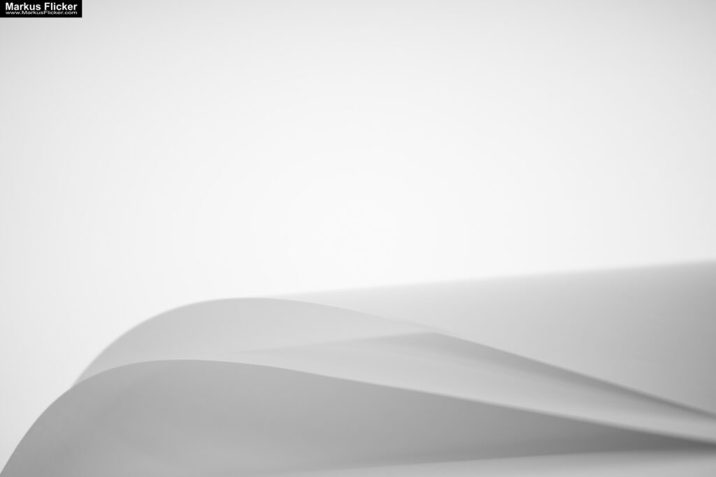 Kreative Fotomotive mit Papier durch das Spiel mit Licht und Schatten