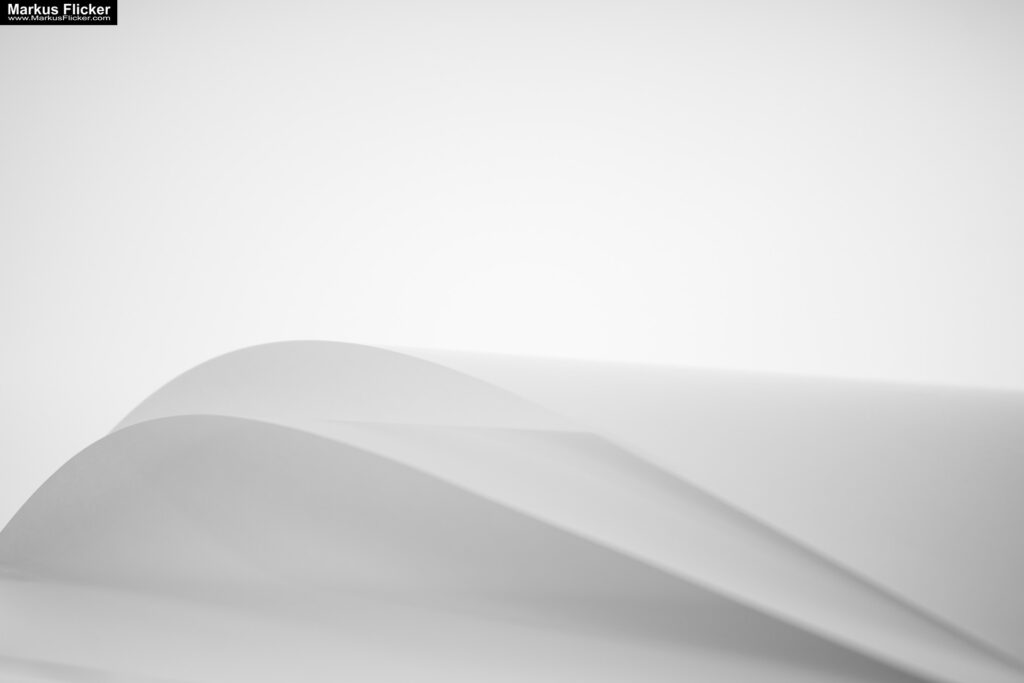 Kreative Fotomotive mit Papier durch das Spiel mit Licht und Schatten