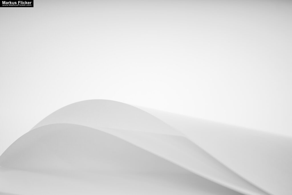 Kreative Fotomotive mit Papier durch das Spiel mit Licht und Schatten