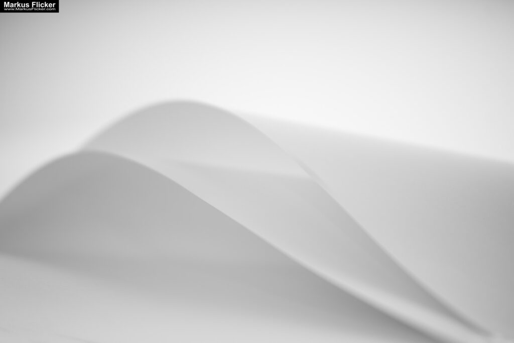 Kreative Fotomotive mit Papier durch das Spiel mit Licht und Schatten