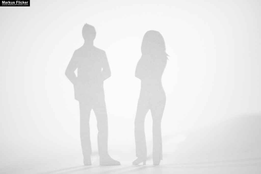 Kreative Fotomotive mit Papier durch das Spiel mit Licht und Schatten