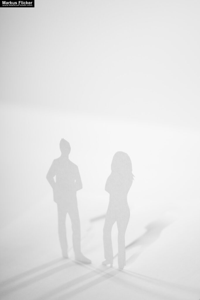 Kreative Fotomotive mit Papier durch das Spiel mit Licht und Schatten