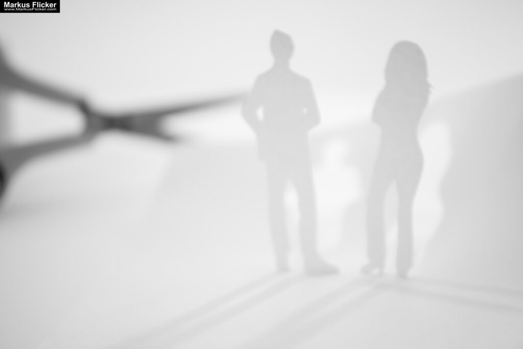 Kreative Fotomotive mit Papier durch das Spiel mit Licht und Schatten