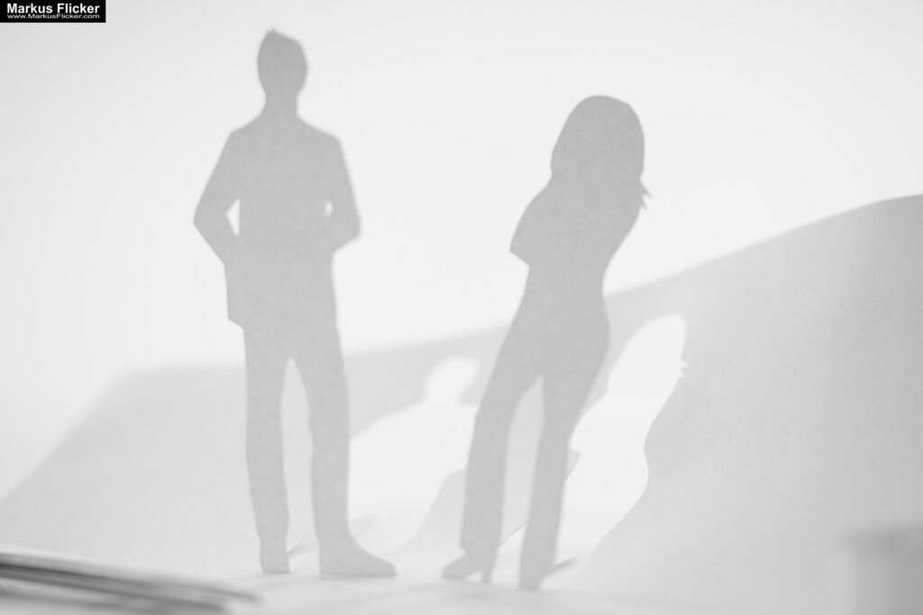 Kreative Fotomotive mit Papier durch das Spiel mit Licht und Schatten