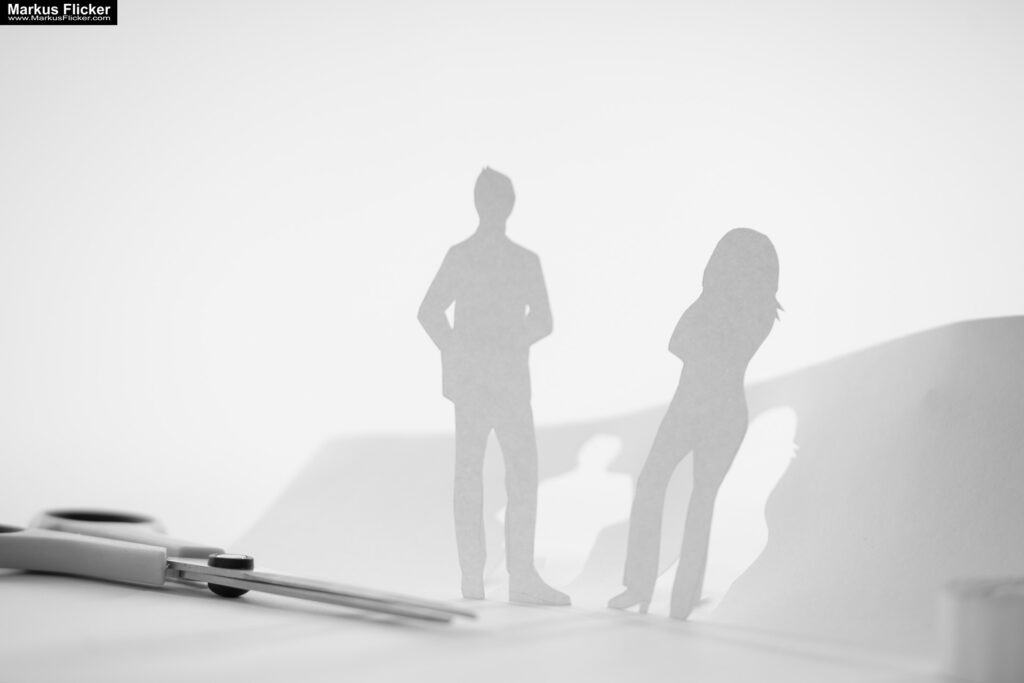 Kreative Fotomotive mit Papier durch das Spiel mit Licht und Schatten