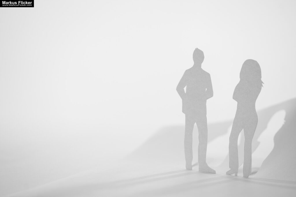 Kreative Fotomotive mit Papier durch das Spiel mit Licht und Schatten