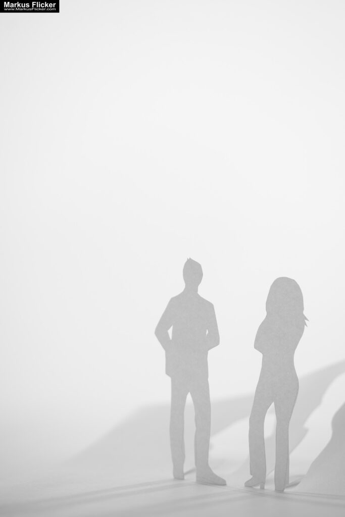 Kreative Fotomotive mit Papier durch das Spiel mit Licht und Schatten