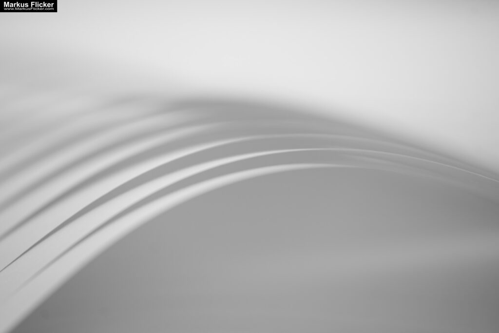 Kreative Fotomotive mit Papier durch das Spiel mit Licht und Schatten