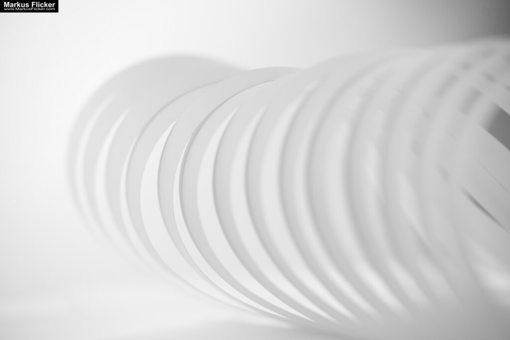 Kreative Fotomotive mit Papier durch das Spiel mit Licht und Schatten