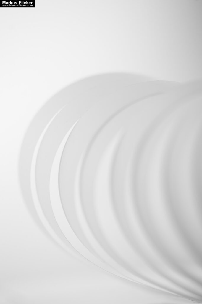 Kreative Fotomotive mit Papier durch das Spiel mit Licht und Schatten