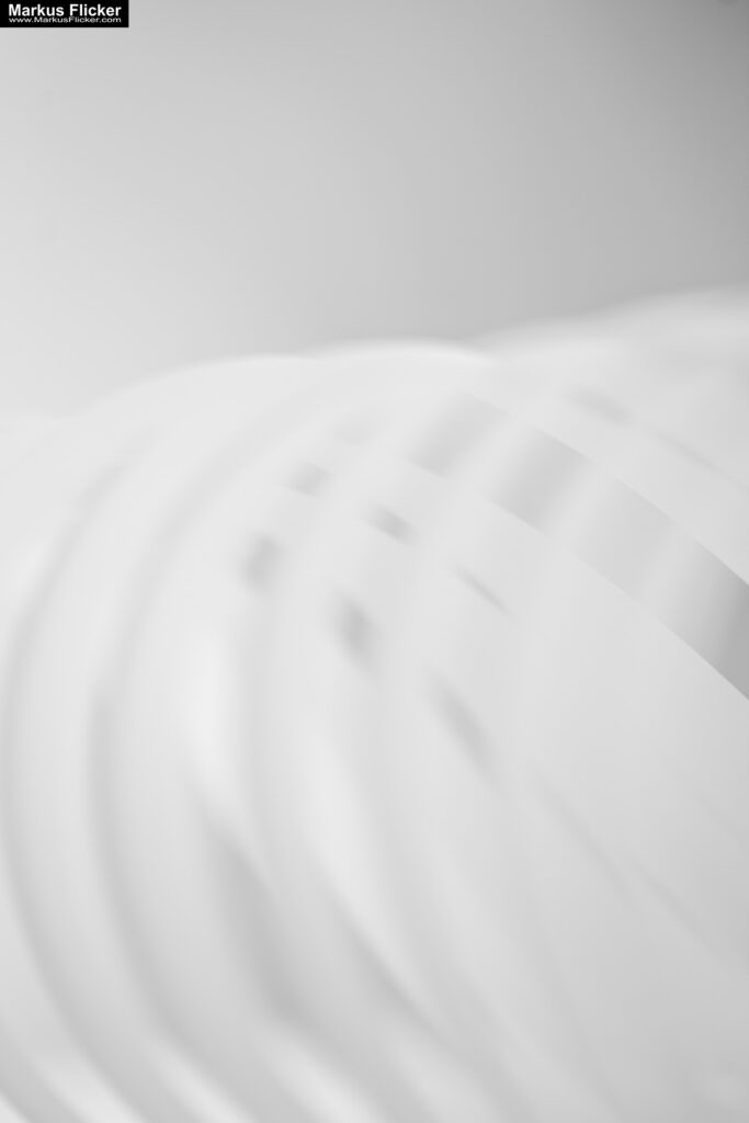 Kreative Fotomotive mit Papier durch das Spiel mit Licht und Schatten