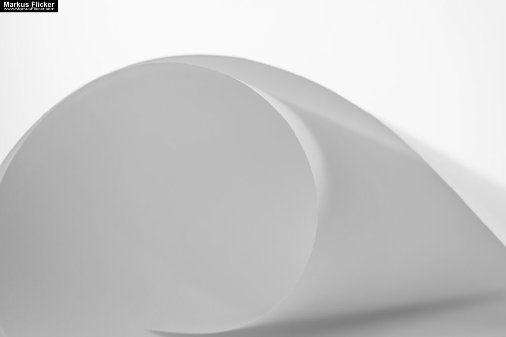 Kreative Fotomotive mit Papier durch das Spiel mit Licht und Schatten