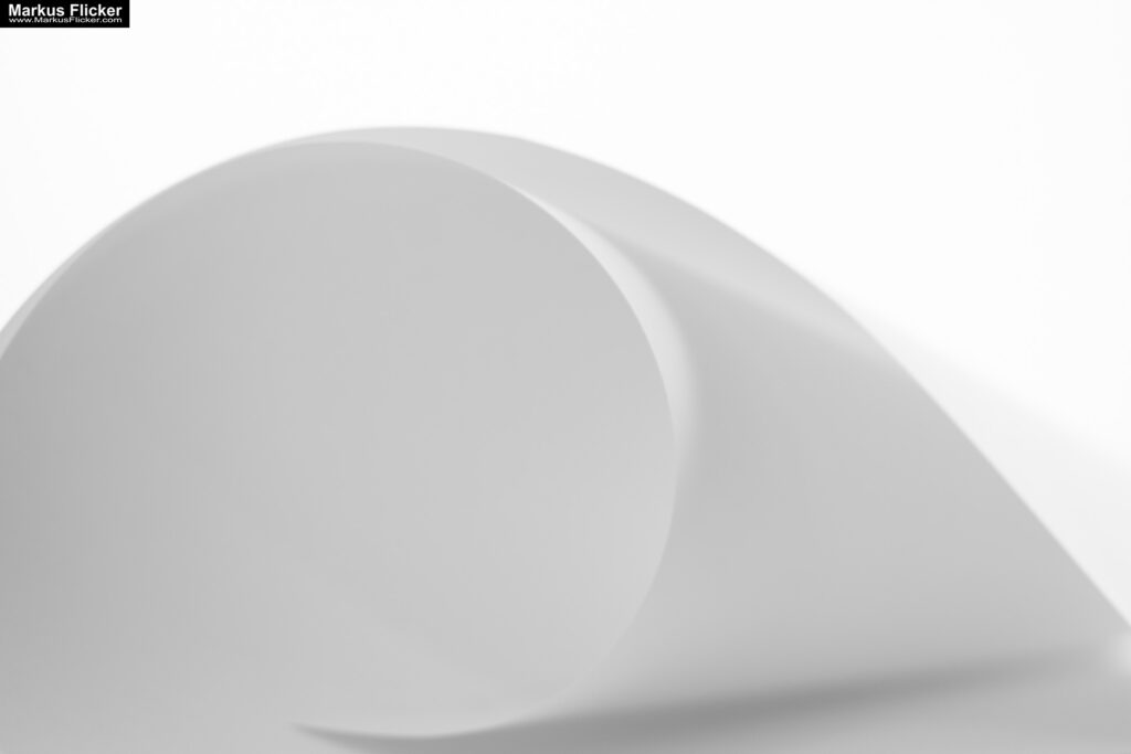 Kreative Fotomotive mit Papier durch das Spiel mit Licht und Schatten