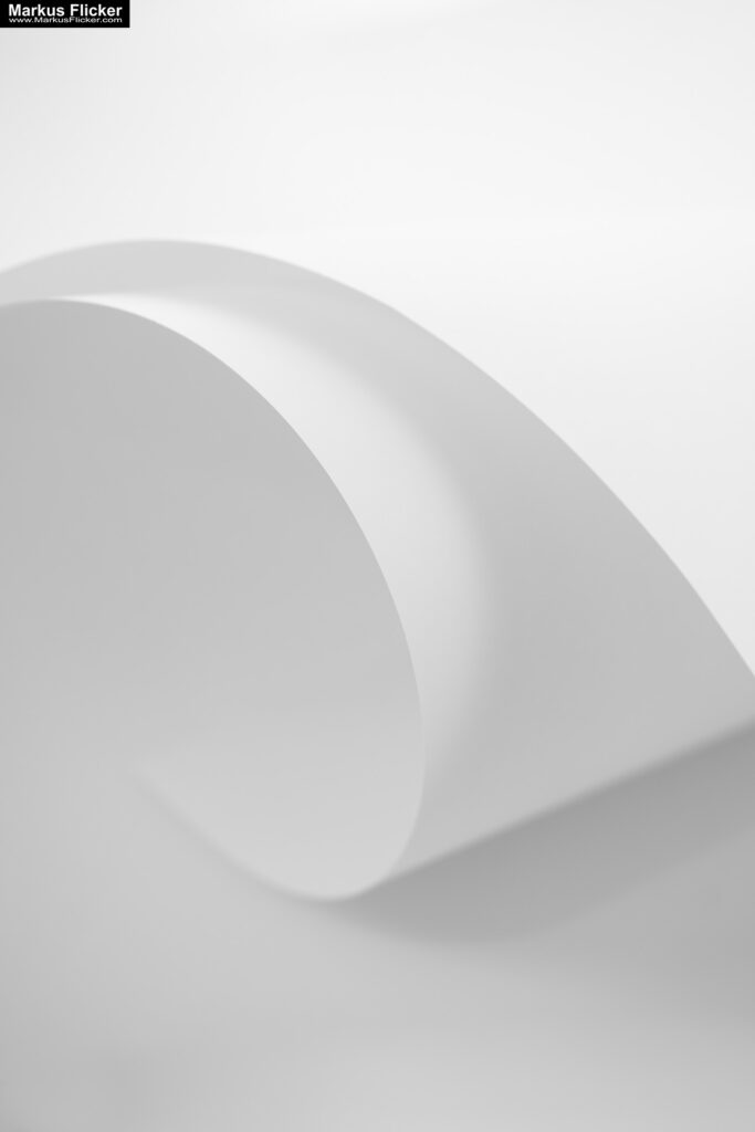 Kreative Fotomotive mit Papier durch das Spiel mit Licht und Schatten