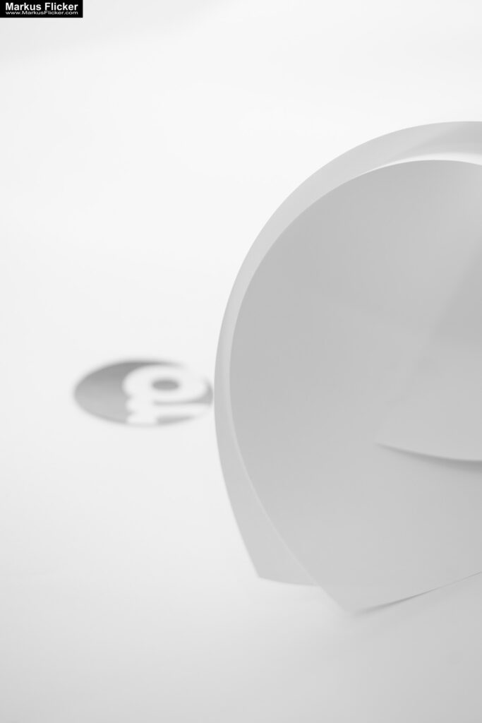 Kreative Fotomotive mit Papier durch das Spiel mit Licht und Schatten