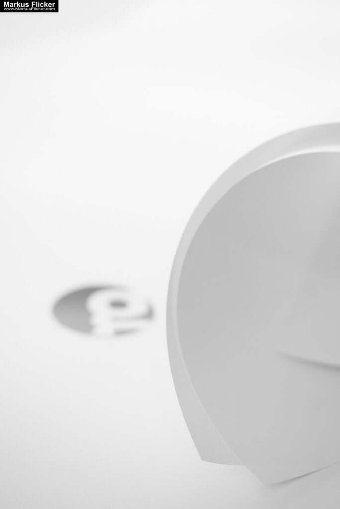 Kreative Fotomotive mit Papier durch das Spiel mit Licht und Schatten