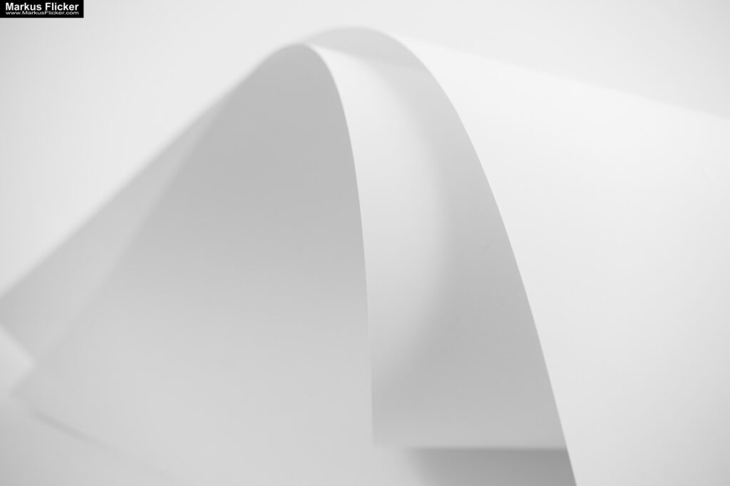 Kreative Fotomotive mit Papier durch das Spiel mit Licht und Schatten