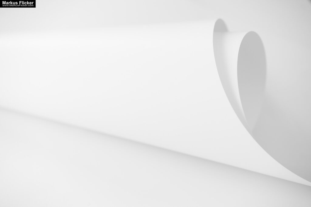 Kreative Fotomotive mit Papier durch das Spiel mit Licht und Schatten