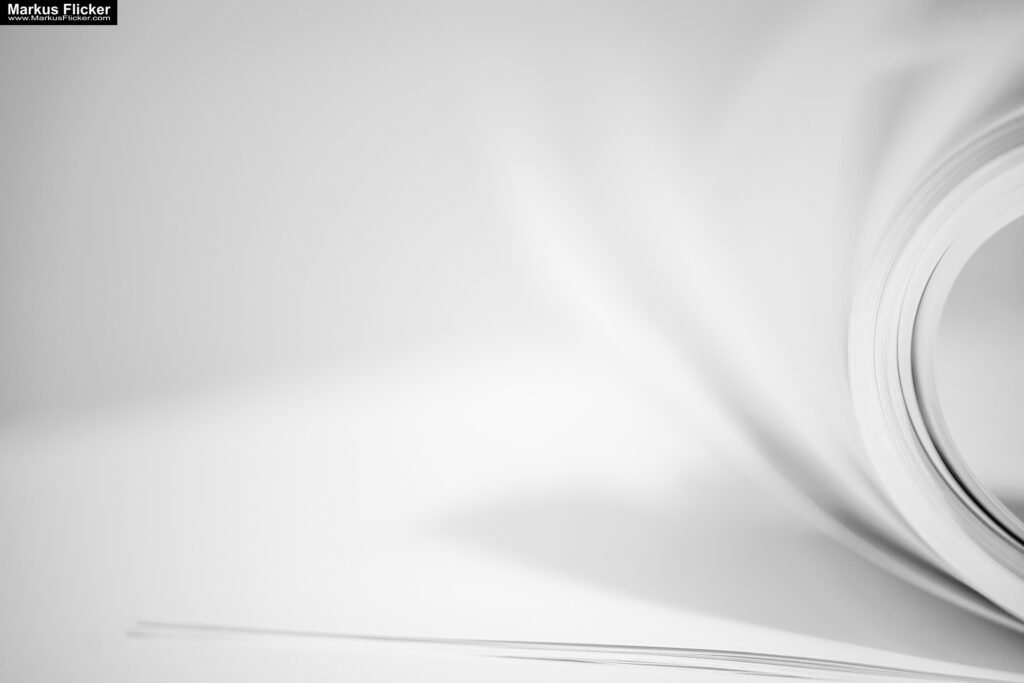 Kreative Fotomotive mit Papier durch das Spiel mit Licht und Schatten