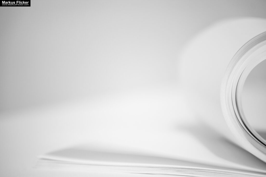 Kreative Fotomotive mit Papier durch das Spiel mit Licht und Schatten