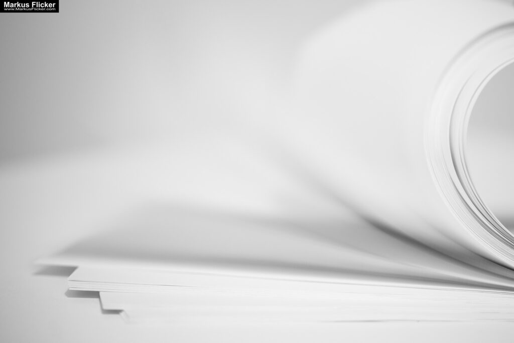 Kreative Fotomotive mit Papier durch das Spiel mit Licht und Schatten